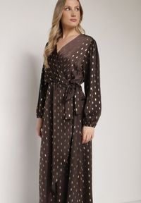 Born2be - Brązowa Kopertowa Sukienka z Wiązaniem w Pasie i Metalicznym Nadrukiem Reisana. Okazja: na co dzień. Typ kołnierza: dekolt w serek. Kolor: brązowy. Wzór: nadruk. Typ sukienki: kopertowe. Styl: casual, elegancki, klasyczny #2