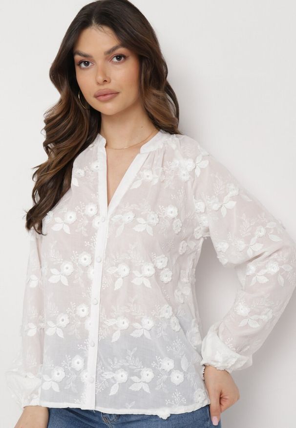 Born2be - Biała Koszula z Haftowanej Tkaniny z Guzikami Blariana. Kolor: biały. Materiał: tkanina. Wzór: haft. Styl: elegancki