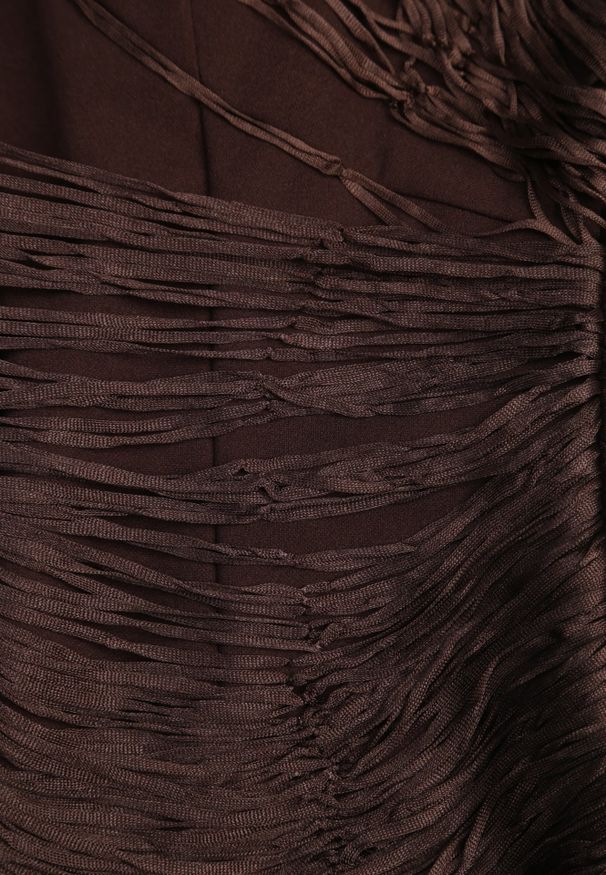 Renee - Brązowa Sukienka Koktajlowa na Ramiączkach Zdobiona Frędzlami Wilinsia. Okazja: na wesele, na imprezę, na ślub cywilny. Kolor: brązowy. Długość rękawa: na ramiączkach. Wzór: aplikacja. Styl: wizytowy