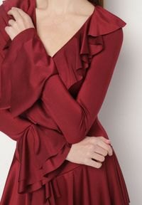 Born2be - Bordowa Taliowana Sukienka Zdobiona Falbankami Tiraneda. Okazja: na imprezę. Typ kołnierza: kołnierz z falbankami. Kolor: czerwony. Wzór: aplikacja. Typ sukienki: proste. Styl: elegancki #2