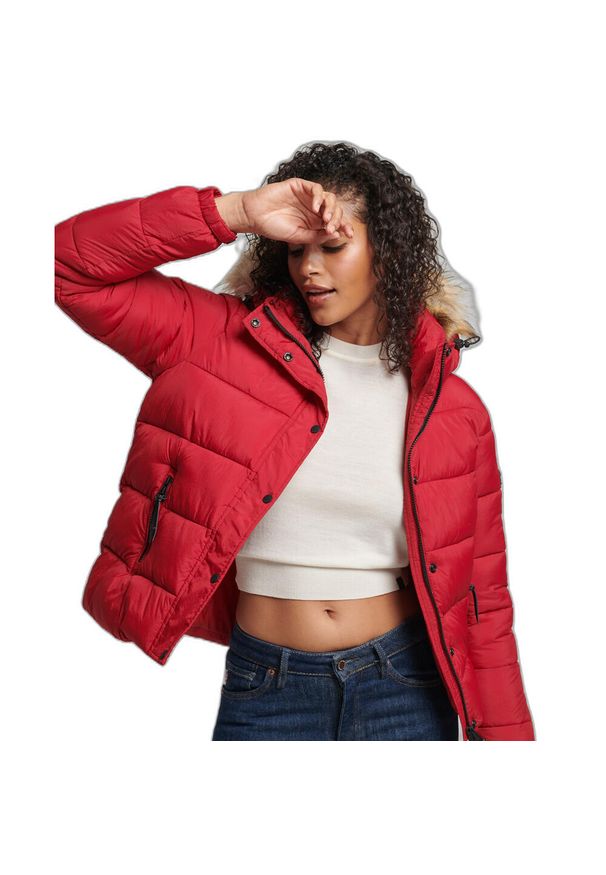 Damska krótka kurtka z kapturem Superdry. Typ kołnierza: kaptur. Kolor: czerwony. Materiał: puch. Długość rękawa: długi rękaw. Długość: krótkie