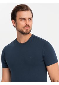 Ombre Clothing - Koszulka męska SLIM FIT z okrągłym dekoltem i logotypem – granatowa V2 OM-TSCT-0220 - XXL. Okazja: na co dzień. Kolor: niebieski. Materiał: bawełna, jersey, dzianina, elastan. Wzór: nadruk. Styl: casual #5