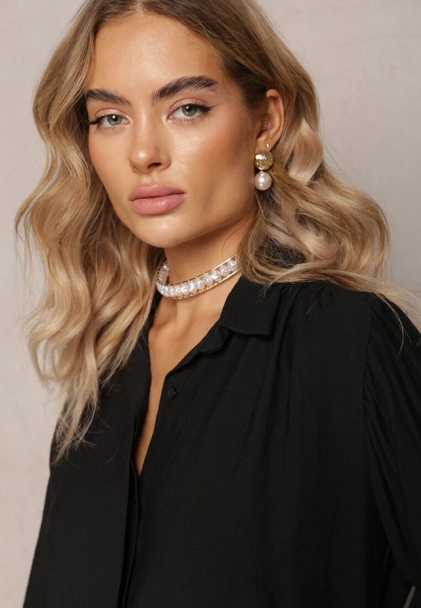 Renee - Czarna Koszula z Kołnierzykiem i Plisowanymi Rękawami Devla. Kolor: czarny. Materiał: skóra