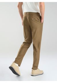 Pako Lorente - PAKO LORENTE – Jasnobrązowe garniturowe spodnie męskie z wełną. Kolor: brązowy. Materiał: wełna. Styl: elegancki #9