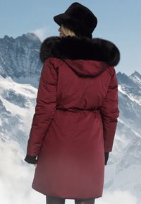 Born2be - Bordowa Dwustronna Kurtka za Kolano z Kapturem z Futerkiem Zephyro. Typ kołnierza: kaptur. Kolor: czerwony. Materiał: futro. Długość: długie. Wzór: aplikacja, gładki #2