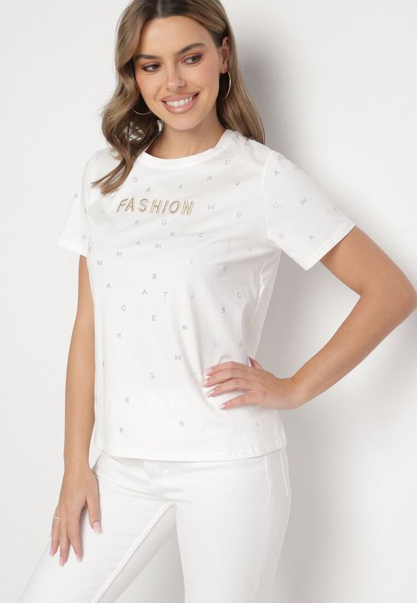 Born2be - Biały T-shirt z Bawełny z Cyrkoniami i Napisem Nalanielle. Okazja: na co dzień. Kolor: biały. Materiał: bawełna. Wzór: napisy. Styl: elegancki, casual, klasyczny, sportowy