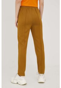 Fila spodnie dresowe damskie kolor brązowy. Stan: podwyższony. Kolor: brązowy. Materiał: dresówka #3