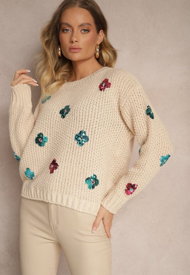 Renee - Beżowy Sweter z Wiskozą Zdobiony Cekinowymi Aplikacjami z Kwiatami Edalora. Okazja: na co dzień. Kolor: beżowy. Materiał: wiskoza. Długość rękawa: długi rękaw. Długość: długie. Wzór: aplikacja, kwiaty. Styl: klasyczny, casual, elegancki