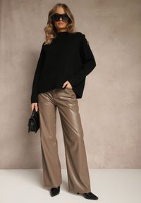 Renee - Czarny Sweter z Metalicznymi Guzikami na Ramieniu Ederlia. Okazja: do pracy, na spotkanie biznesowe. Typ kołnierza: golf. Kolor: czarny. Materiał: skóra. Styl: elegancki, biznesowy #5