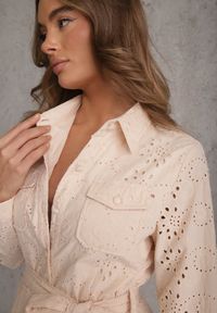 Renee - Beżowa Ażurowa Sukienka z Bawełny Ozdobiona Paskiem Novenelle. Kolor: beżowy. Materiał: bawełna. Wzór: ażurowy, aplikacja. Sezon: wiosna #5