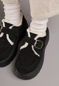 Renee - Czarne Śniegowce na Platformie z Paskiem ze Sprzączką i Futrem Unweda. Nosek buta: okrągły. Zapięcie: pasek. Kolor: czarny. Materiał: futro. Sezon: zima. Obcas: na platformie. Wysokość obcasa: średni #6