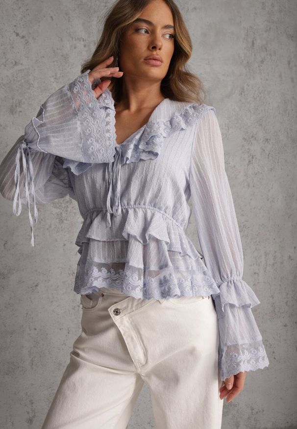 Renee - Niebieska Bluzka z Wiskozy Boho Ozdobiona Wiązaniami Koronką i Falbanami Gavimia. Okazja: na co dzień. Kolor: niebieski. Materiał: wiskoza, koronka. Długość rękawa: długi rękaw. Długość: długie. Wzór: aplikacja, koronka. Styl: boho