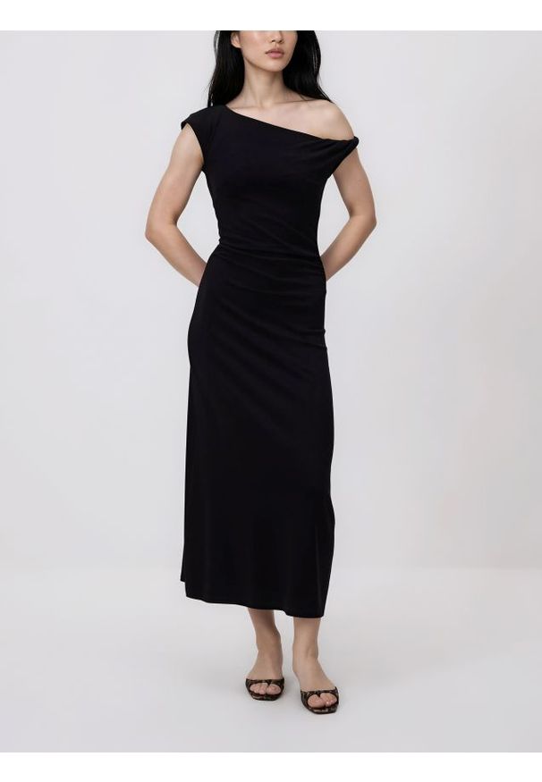 Reserved - Sukienka midi z drapowaniem - czarny. Kolor: czarny. Materiał: wiskoza, dzianina. Długość: midi