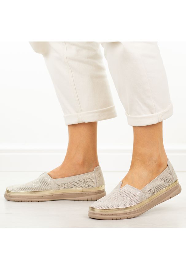 Złote skórzane półbuty damskie Filippo Dp7660/26. Okazja: na co dzień. Nosek buta: okrągły. Kolor: złoty. Materiał: skóra. Szerokość cholewki: normalna. Sezon: wiosna, lato. Styl: casual, elegancki