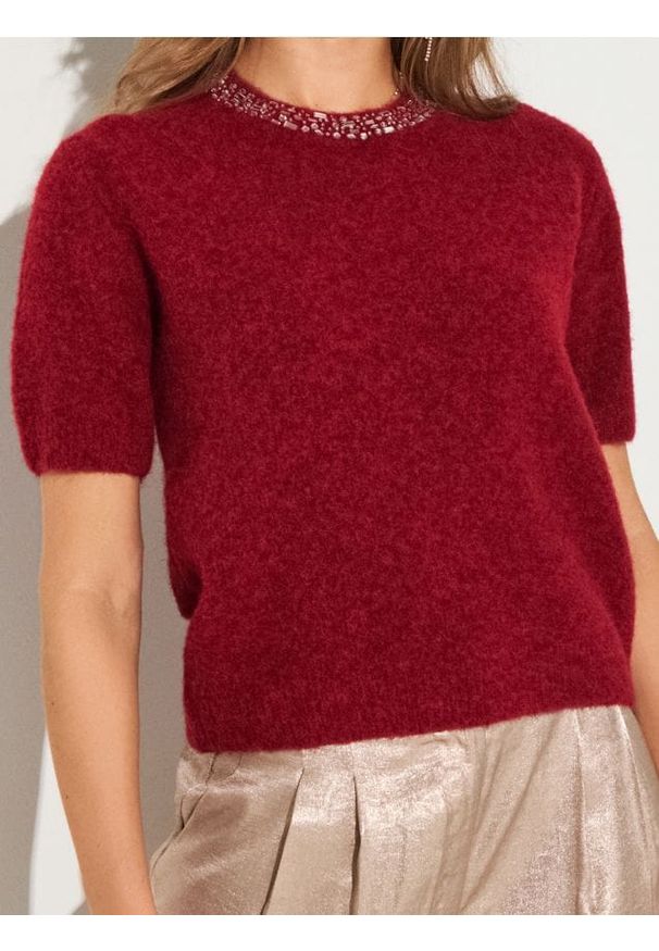 Sinsay - Bluzka swetrowa ze zdobionym dekoltem z domieszką wełny - czerwony. Kolor: czerwony. Materiał: wełna. Wzór: aplikacja
