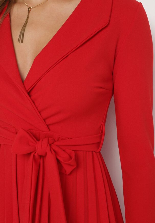 Born2be - Czerwona Midi Sukienka z Plisowanym Dołem i Kopertowym Dekoltem z Materiałowym Paskiem Obebba. Kolor: czerwony. Materiał: materiał. Typ sukienki: kopertowe. Styl: elegancki. Długość: midi