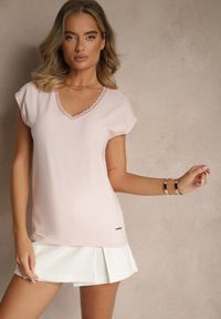 Renee - Jasnoróżowy T-shirt z Bawełny Ozdobiony Koronką Ralienne. Okazja: na co dzień. Kolor: różowy. Materiał: bawełna, koronka. Wzór: aplikacja, koronka. Styl: casual