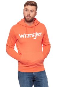 Wrangler - WRANGLER BLUZA LOGO HOODIE GLOW ORANGE W6527HY48. Typ kołnierza: kaptur. Kolor: pomarańczowy