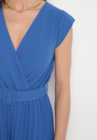 Born2be - Niebieski Kombinezon o Kopertowym Kroju z Plisami i Paskiem w Talii Salivania. Okazja: na wesele, na studniówkę, na imprezę, na ślub cywilny. Kolor: niebieski. Styl: elegancki, klasyczny #3