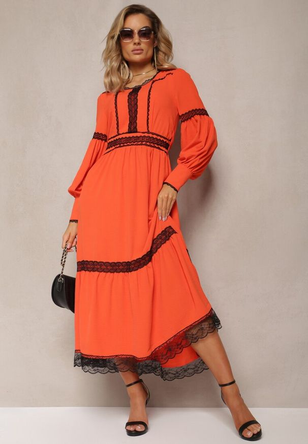 Renee - Pomarańczowa Maxi Sukienka o Rozkloszowanym Kroju z Ozdobną Koronką i Mankietami Kante. Kolor: pomarańczowy. Materiał: koronka. Wzór: koronka. Typ sukienki: rozkloszowane. Długość: maxi