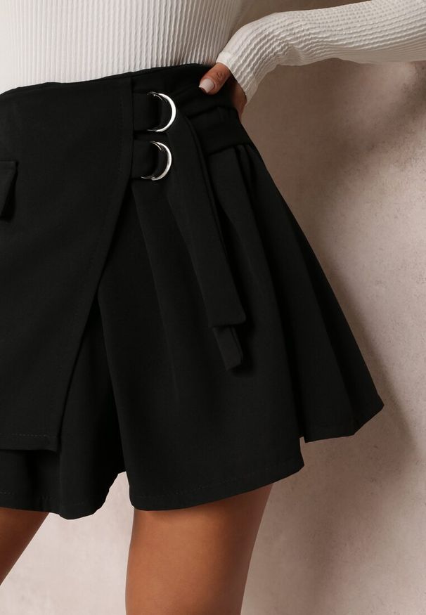 Renee - Czarna Kopertowa Spódnica Mini w Stylu Cargo z Paskami Eire. Kolor: czarny