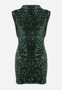 Born2be - Zielona Welurowa Sukienka Bez Rękawów o Dopasowanym Kroju ze Stójką Zdobiona Cekinami Miradi. Typ kołnierza: kołnierzyk stójkowy. Kolor: zielony. Materiał: welur. Długość rękawa: bez rękawów. Wzór: aplikacja. Typ sukienki: proste. Styl: elegancki #7
