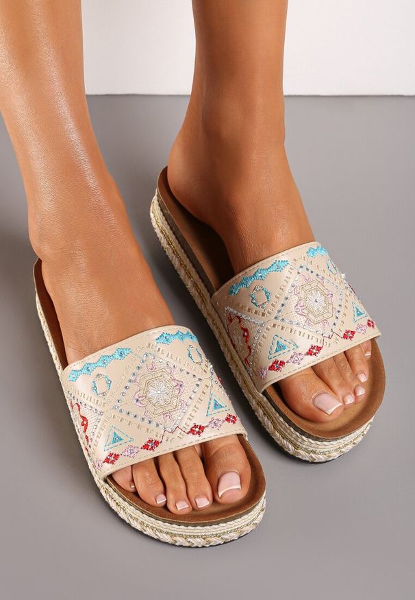 Renee - Beżowe Klapki Boho na Niskiej Platformie Ozdobione Plecionką i Cyrkoniami Giratsa. Kolor: beżowy. Materiał: jeans. Wzór: aplikacja. Sezon: lato. Obcas: na platformie. Styl: boho