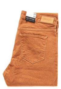 Wrangler - SPODNIE WRANGLER DAMSKIE SLIM COPPER W28LEK42U. Materiał: sztruks