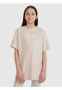 4f - 4F T-shirt oversize z nadrukiem dziewczęcy - beżowy 146 (10-11 lat). Okazja: na co dzień. Kolor: beżowy. Materiał: bawełna, materiał, jersey. Długość rękawa: krótki rękaw. Długość: krótkie. Wzór: nadruk. Sezon: lato. Styl: klasyczny, casual, sportowy, elegancki