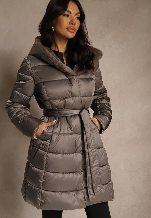 Renee - Szara Pikowana Kurtka z Nieodpinanym Kapturem o Długim Kroju z Paskiem Lidassea. Okazja: na co dzień. Kolor: szary. Materiał: jeans. Długość: długie. Styl: casual