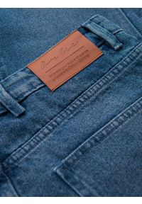 Ombre Clothing - Jeansowe spodnie męskie CARROT FIT z przetarciami – niebieskie V2 - Rozmiar: XL. Okazja: na co dzień. Kolor: niebieski. Materiał: jeans. Wzór: aplikacja. Styl: klasyczny, casual #4