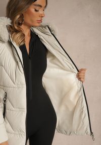 Renee - Biała Pikowana Kurtka o Taliowanym Kroju z Kapturem z Futrem Nalessia. Okazja: na co dzień. Typ kołnierza: kaptur. Kolor: biały. Materiał: futro. Styl: casual, klasyczny