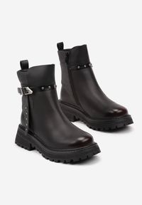 Born2be - Czarno-Czerwone Botki z Metalową Klamrą i Nitami Aloriana. Okazja: na uczelnię, na co dzień. Zapięcie: klamry. Kolor: czarny. Materiał: jeans. Wzór: kolorowy. Styl: elegancki, casual, rockowy #3