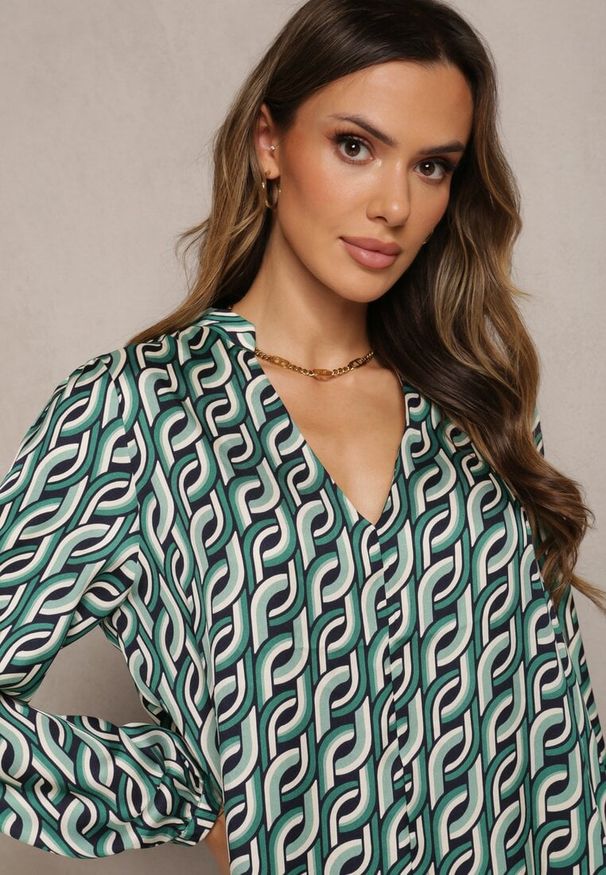 Renee - Zielona Rozkloszowana Sukienka z Falbanką i Dekoltem w Serek Sekele. Typ kołnierza: dekolt w serek. Kolor: zielony. Materiał: tkanina. Wzór: nadruk, geometria. Typ sukienki: rozkloszowane. Długość: mini