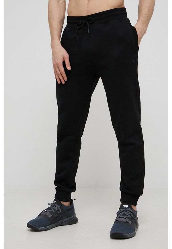 Guess Spodnie męskie kolor czarny melanżowe. Kolor: czarny. Materiał: bawełna, materiał, dzianina, włókno. Wzór: melanż