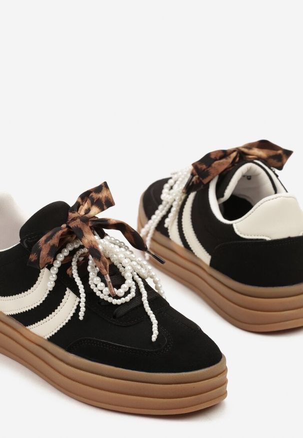 Renee - Czarne Sneakersy Tenisówki na Tłoczonej Platformie Ozdobione Perłami Ashinne. Okazja: na co dzień. Kolor: czarny. Wzór: aplikacja. Obcas: na platformie