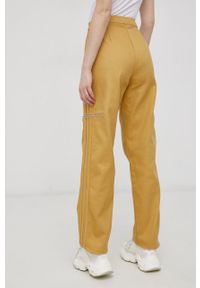 adidas Originals Spodnie bawełniane HE4738 damskie kolor żółty proste high waist. Okazja: na co dzień. Stan: podwyższony. Kolor: żółty. Materiał: bawełna. Styl: casual #3