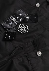 Renee - Czarna Klasyczna Koszula z Kieszeniami Zdobiona Cyrkoniami i Kwiatowym Detalem Herlla. Kolor: czarny. Długość rękawa: długi rękaw. Długość: długie. Wzór: aplikacja, kwiaty. Styl: klasyczny #5