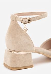 Renee - Ciemnobeżowe Czółenka Vices na Słupku z Wkładką ze Skóry Naturalnej i Metaliczną Ozdobą Velori. Okazja: do pracy, na spotkanie biznesowe. Zapięcie: sprzączka. Kolor: beżowy. Materiał: skóra. Wzór: aplikacja. Obcas: na słupku. Styl: wizytowy, biznesowy. Wysokość obcasa: średni #4