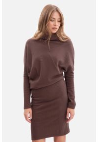 BeWear - Bawełniana ołówkowa sukienka z dzianiny zbluzowana brąz. Okazja: na co dzień. Kolor: brązowy. Materiał: dzianina, bawełna. Typ sukienki: ołówkowe. Styl: casual #4