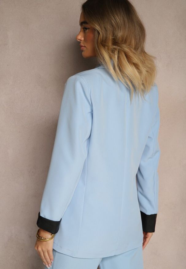 Renee - Niebieska Taliowana Marynarka Ozdobiona Klapami Evelhiria. Okazja: na co dzień. Kolor: niebieski. Materiał: jeans. Wzór: aplikacja. Styl: klasyczny, casual, elegancki