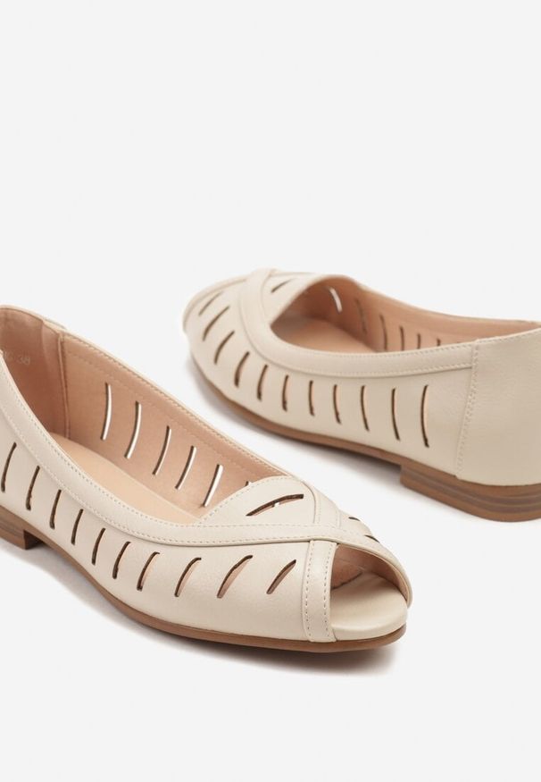 Renee - Beżowe Ażurowe Balerinki Peep Toe z Wkładką ze Skóry Naturalnej Darifna. Nosek buta: otwarty. Kolor: beżowy. Materiał: skóra. Wzór: ażurowy. Sezon: lato. Obcas: na obcasie. Wysokość obcasa: niski