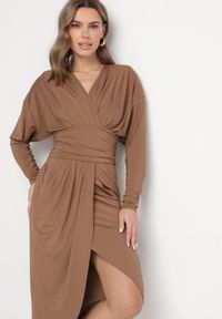 Born2be - Brązowa Sukienka Kopertowa z Wiskozą Zdobiona Marszczeniem Edivana. Kolor: brązowy. Materiał: wiskoza. Wzór: aplikacja. Typ sukienki: kopertowe. Styl: elegancki, klasyczny #2