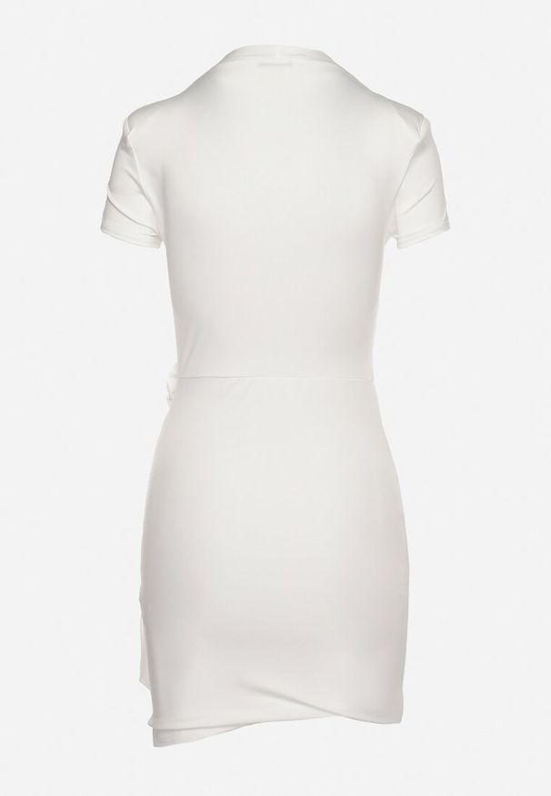 Born2be - Biała Asymetryczna Sukienka z Usztywnianymi Miseczkami i Ozdobnym Kwiatem Dochita. Okazja: na co dzień. Kolor: biały. Długość rękawa: krótki rękaw. Wzór: kwiaty. Typ sukienki: asymetryczne. Styl: casual, elegancki