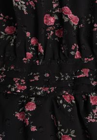 Renee - Czarna Sukienka Rozkloszowana w Kropki i Kwiatowy Print z Falbanami Ediannela. Kolor: czarny. Materiał: poliester. Wzór: nadruk, kwiaty, kropki. Sezon: lato. Styl: elegancki, klasyczny #7