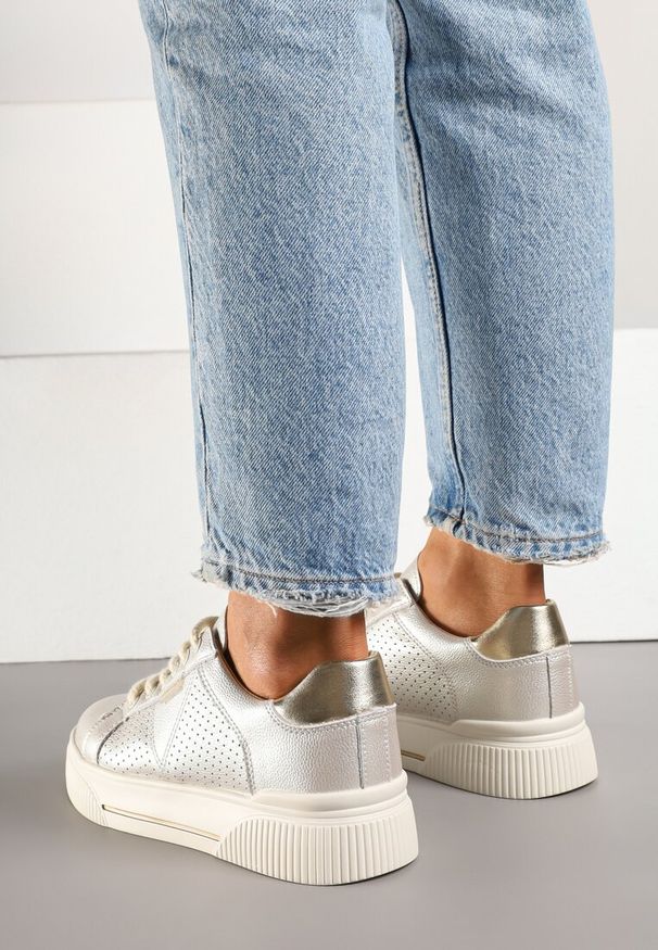 Renee - Złote Sneakersy Typu Tenisówki ze Skóry Naturalnej z Ozdobną Perforacją Vivallie. Okazja: na co dzień. Kolor: złoty. Materiał: skóra. Szerokość cholewki: normalna. Obcas: na płaskiej podeszwie