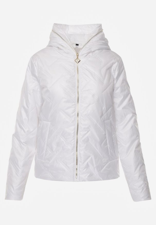 Born2be - Biała Kurtka Pikowana z Nieodpinanym Kapturem i Aplikacją na Rękawie Endora. Okazja: na spacer, na co dzień. Kolor: biały. Materiał: poliester, jeans. Wzór: aplikacja. Styl: casual, elegancki