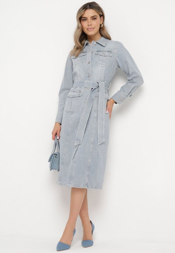 Born2be - Jasnoniebieska Koszulowa Sukienka Jeansowa z Bawełny z Kieszeniami i Materiałowym Paskiem Udettia. Okazja: na spacer, na co dzień. Kolor: niebieski. Materiał: jeans, materiał, bawełna. Typ sukienki: koszulowe. Styl: elegancki, casual