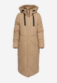 Born2be - Ciemnobeżowa Pikowana Kurtka o Długim Pudełkowym Kroju z Kapturem i Kieszeniami Attesina. Okazja: na co dzień. Typ kołnierza: kaptur. Kolor: beżowy. Materiał: wełna, jeans. Długość: długie. Sezon: zima. Styl: casual, elegancki, klasyczny #4