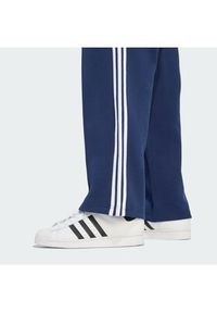 Adidas - adidas Spodnie dresowe adicolor Spacer Track KD4087 Granatowy Baggy Fit. Kolor: niebieski. Materiał: syntetyk. Sport: turystyka piesza #3